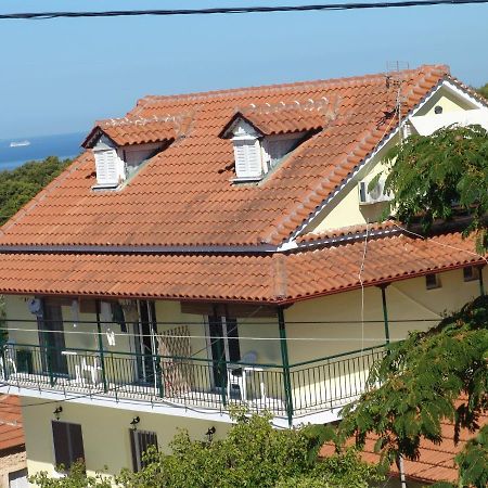 Villa Nefeli Loútsa Exteriör bild
