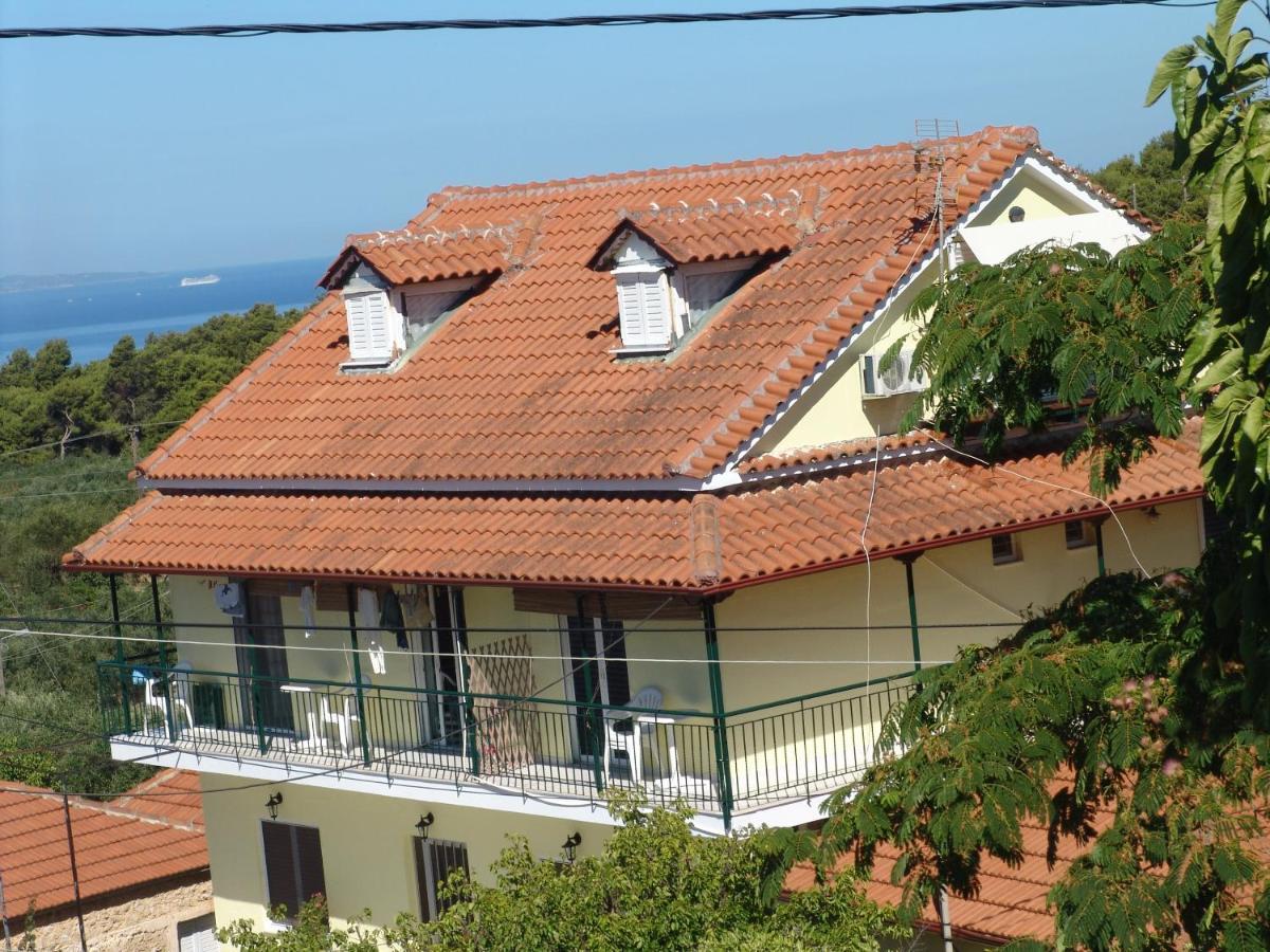 Villa Nefeli Loútsa Exteriör bild