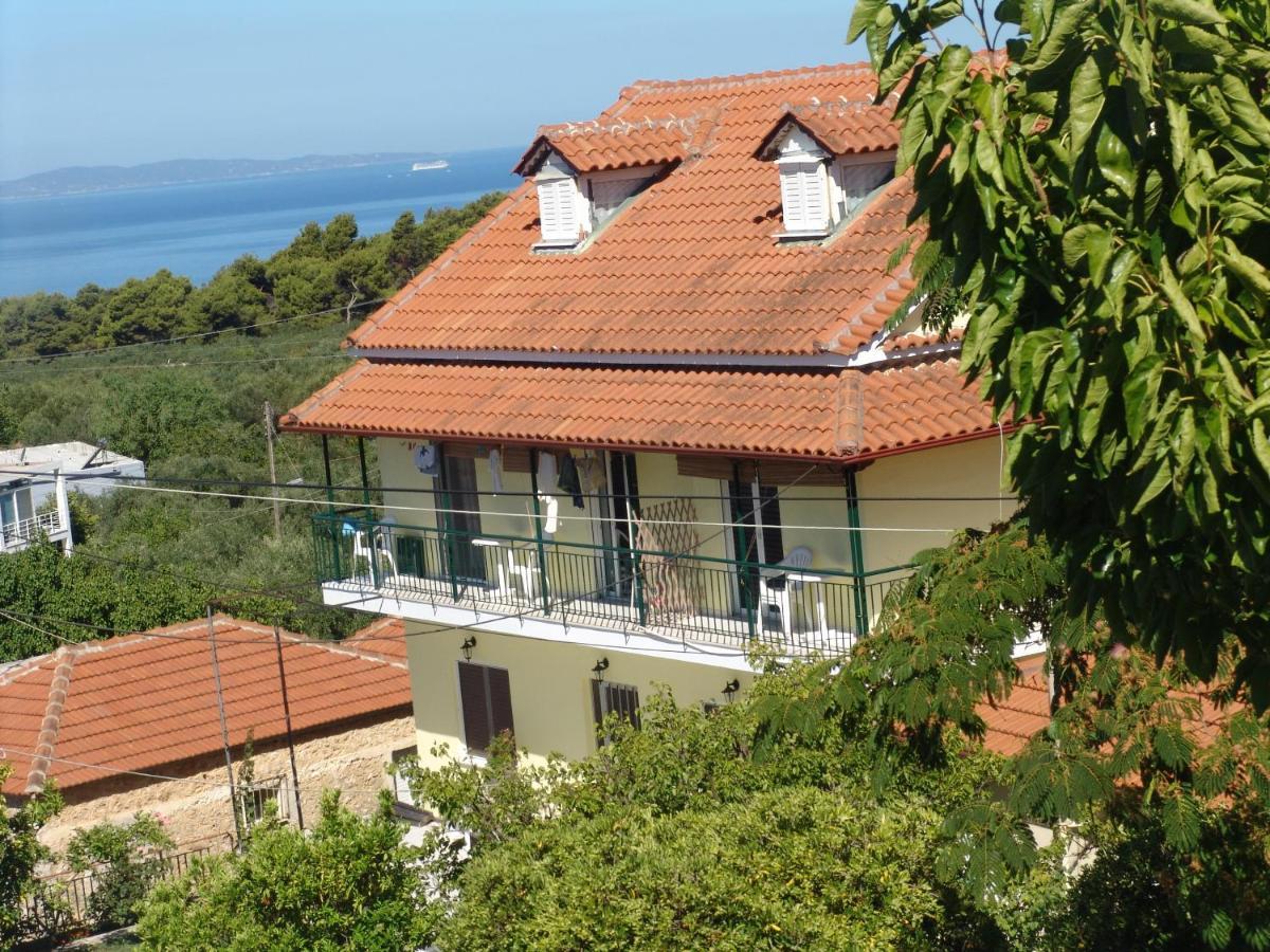 Villa Nefeli Loútsa Exteriör bild
