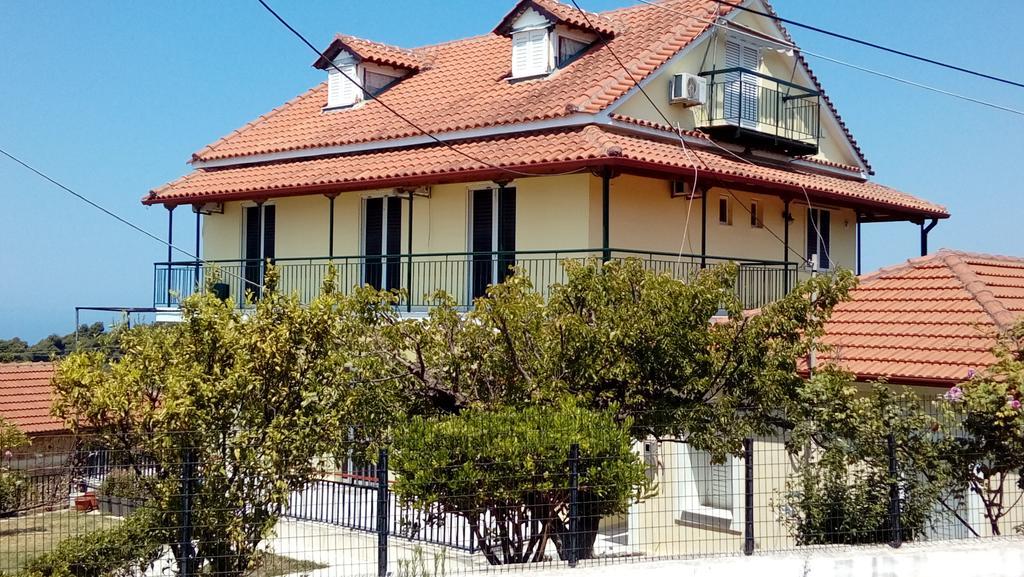 Villa Nefeli Loútsa Exteriör bild